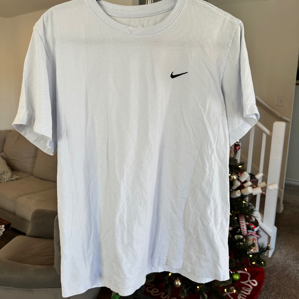 Men’s baby blue Nike tee with black logo